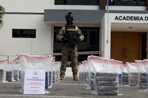Incautan 1.3 toneladas de cocaína y 30 bloques de presunta marihuana frente a las costas de Baní