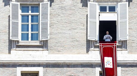 El Vaticano confirma la excomunión de seis obispos tradicionalistas