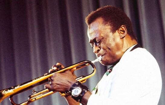 EEUU celebra los cien años del nacimiento de Miles Davis, el músico que redefinió el jazz