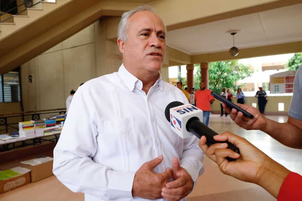 El abogado de la familia, Pedro Domínguez Brito, habla con miembros de la prensa sobre el caso.&nbsp;