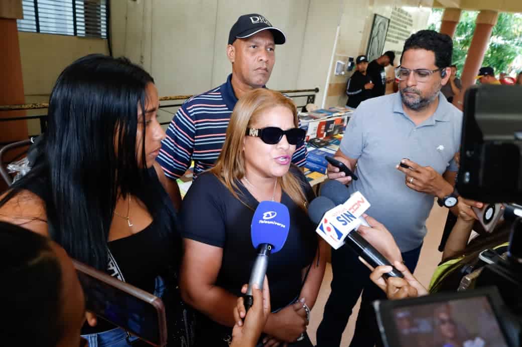 Familiares de la joven fallecida durante cirugía estética en Santiago reclaman que el caso no quede impune. 