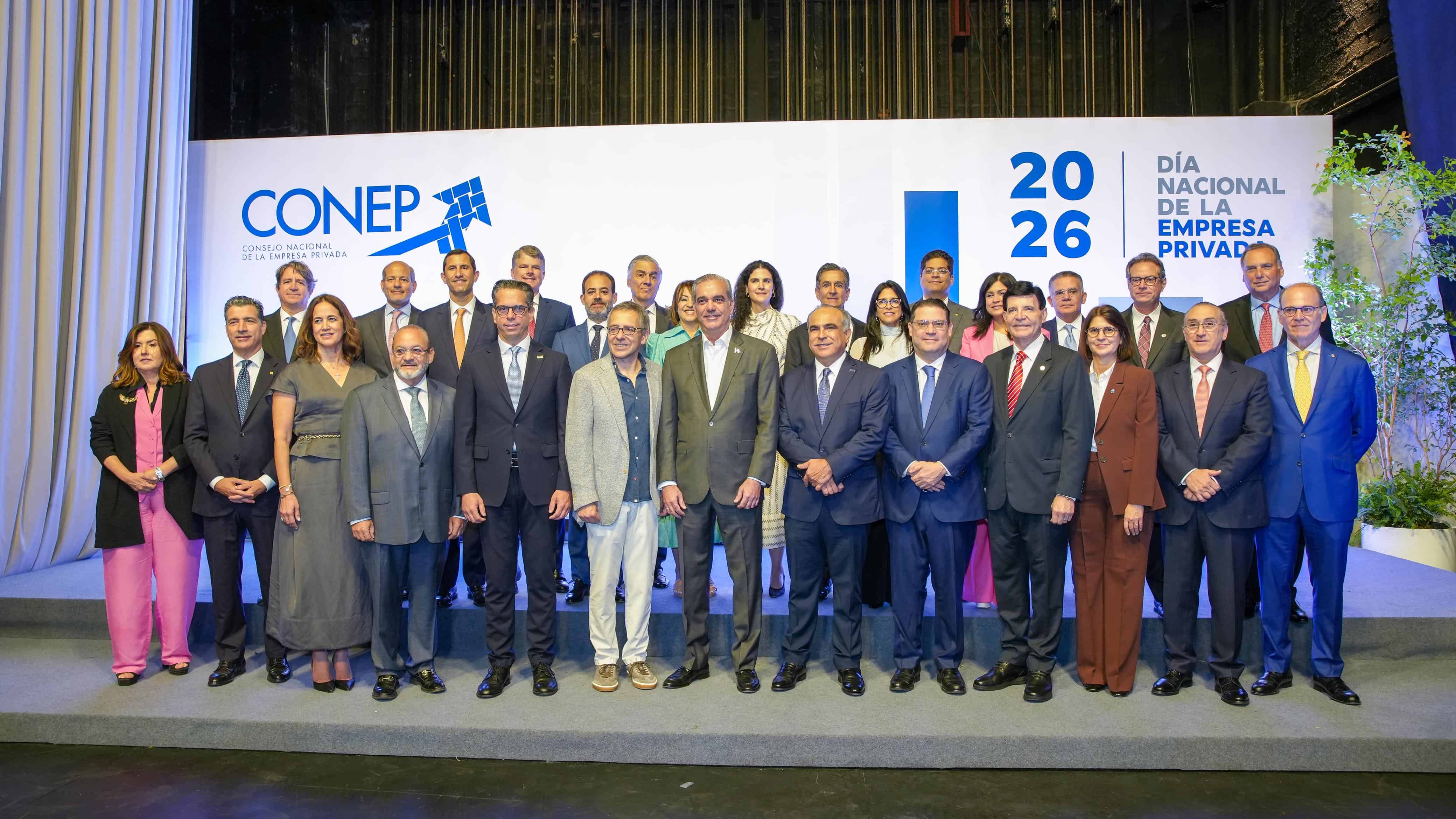 El presidente Luis Abinader (al centro) junto a empresarios y funcionarios en el acto por el 63 aniversario del Conep.