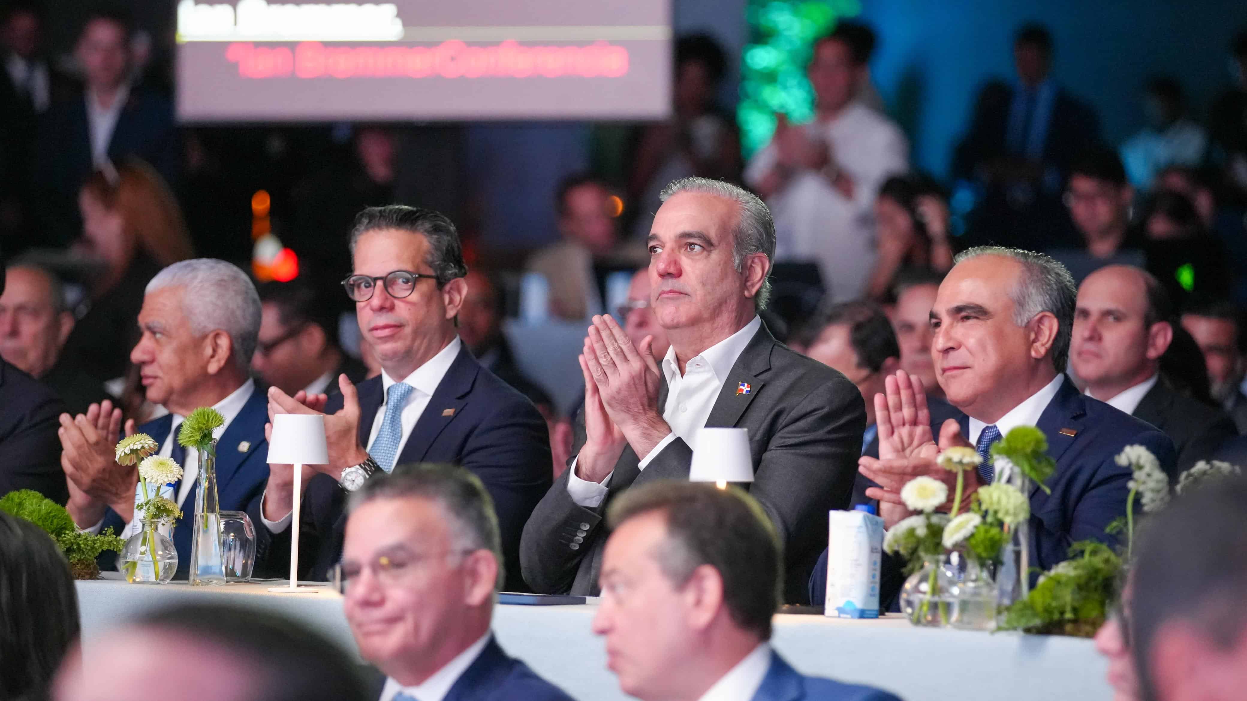 De derecha a izquierda, el presidente del Conep, Celso Juan Marranzini; el presidente Luis Abinader, el vicepreesidente del Conep, César Dargam y el presidente del Senado, Ricardo de los Santos.