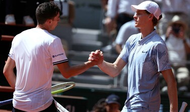 El argentino Juan Manuel Cerúndolo elimina de Roland Garros a Jannik Sinner, número uno del mundo