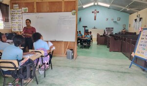 Estudiantes tienen cuatro años recibiendo clases en una iglesia prestada en Santiago