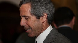 Hombre de Florida parecido a Jeffrey Epstein busca ser alcalde de Palm Beach