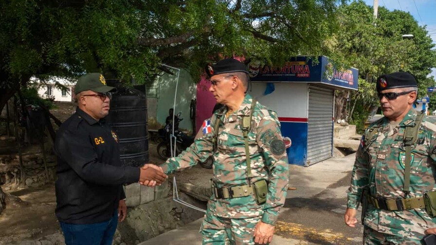 Jefe del Ejército recorre puestos militares en la Línea Noroeste y valora trabajo de soldados 