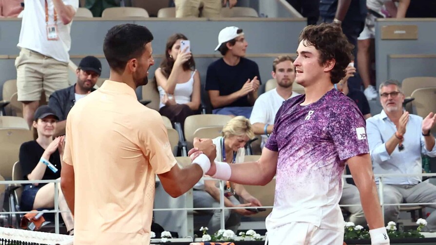 VIDEO | El brasileño Joao Fonseca elimina a Novak Djokovic de Roland Garros en una batalla épica