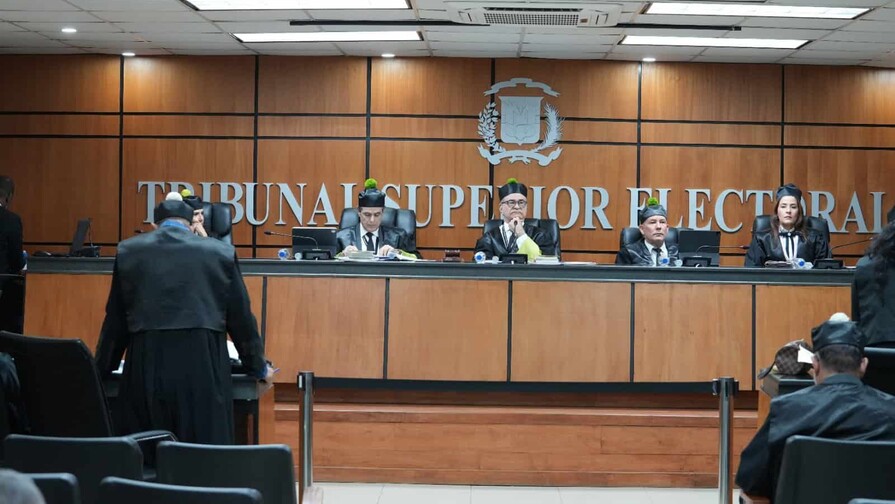 Primeras acciones en la justicia contra la censura de la JCE a las encuestas Primeras acciones en la justicia contra la censura de la JCE a las encuestas
