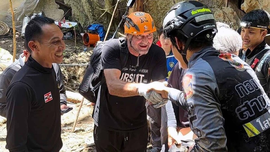 Rescatan a uno de los mineros atrapados desde hace nueve días en una cueva de Laos