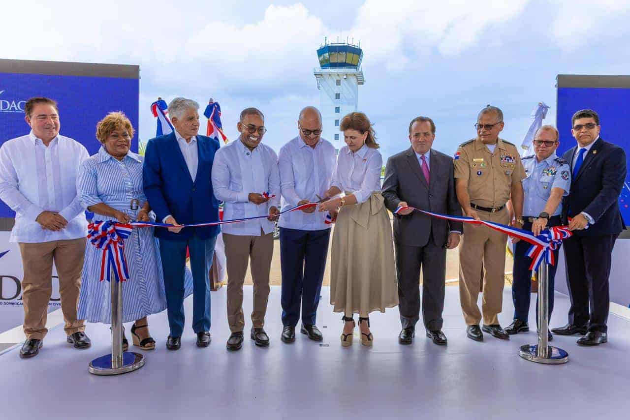 La vicepresidenta Raquel Peña (al centro) corta la cinta inaugural de la nueva torre de control de la Base Aérea de San Isidro.
