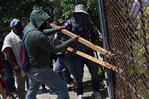 Maestros mexicanos realizan actos violentos y bloqueos en medio de diálogo con Gobierno Maestros mexicanos realizan actos violentos y bloqueos en medio de diálogo con Gobierno