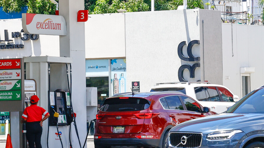 El Gobierno vuelve a subir el precio de la gasolina y el gasoil regular
