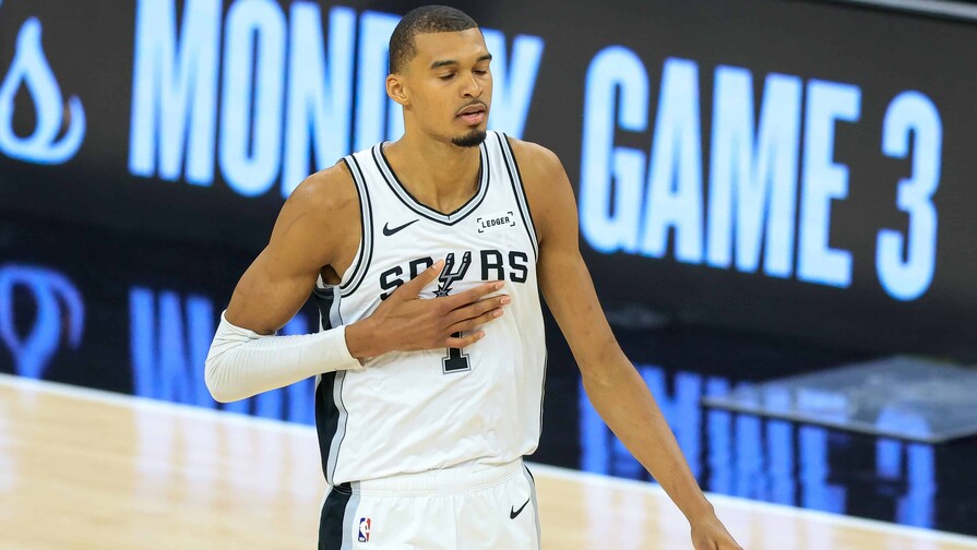 La estrella francesa de la NBA Wemby apoya protestas de estudiantes en Francia