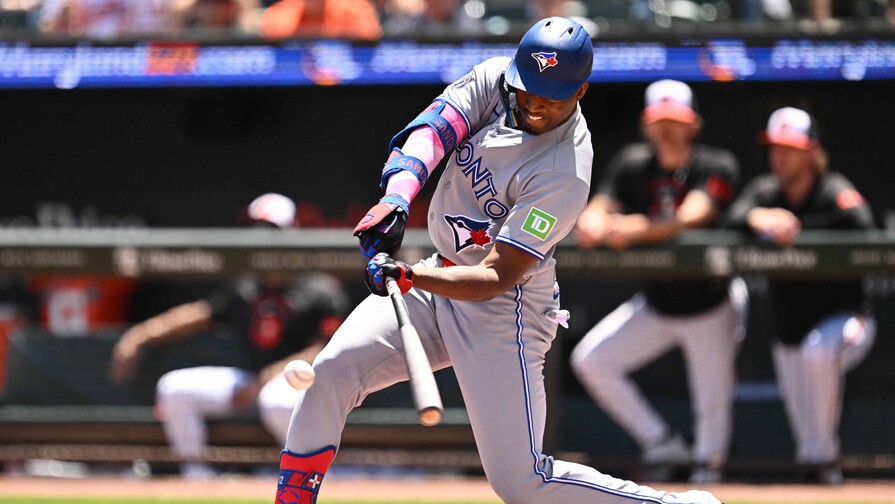 Vladimir Guerrero Jr. y Jesús Sánchez impulsan a Toronto a estar a medio juego del Wild Card