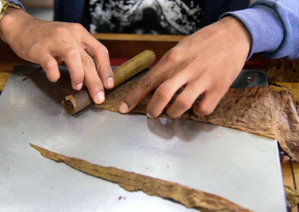 El torcido de tabaco es la técnica mediante la cual se fabrican los puros de manera artesanal.