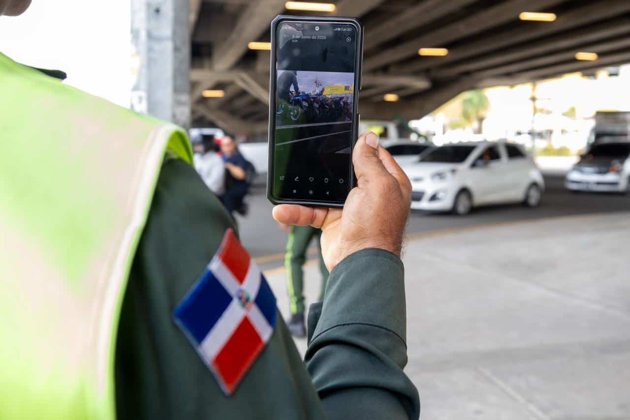 Un agente muetras las motocicletas retenidas durante el operativo en la avenida Buenaventura Freites, en el Distrito Nacional.