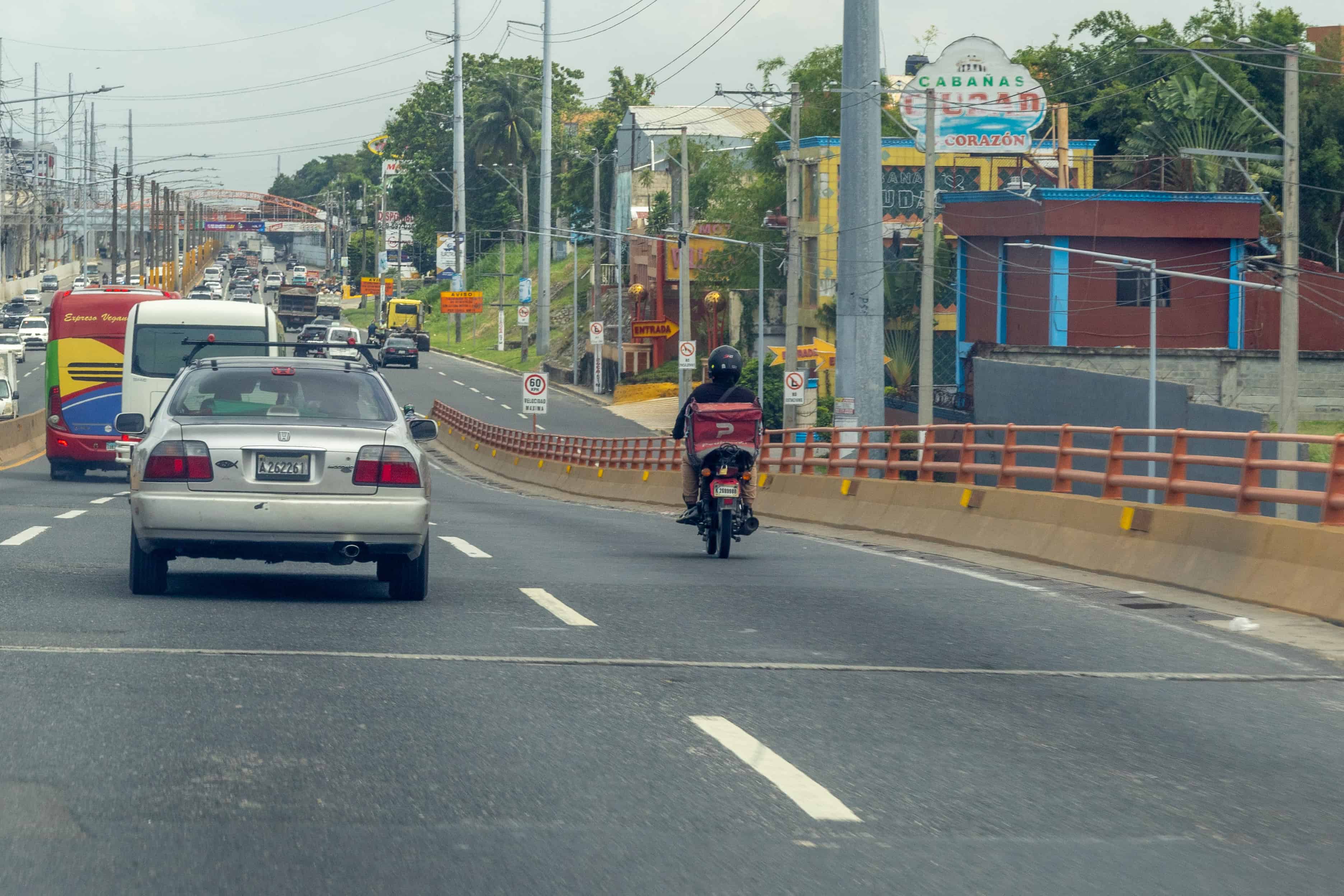 Motorista por un elevado, lugar prohibido para este tipo de vehículo.