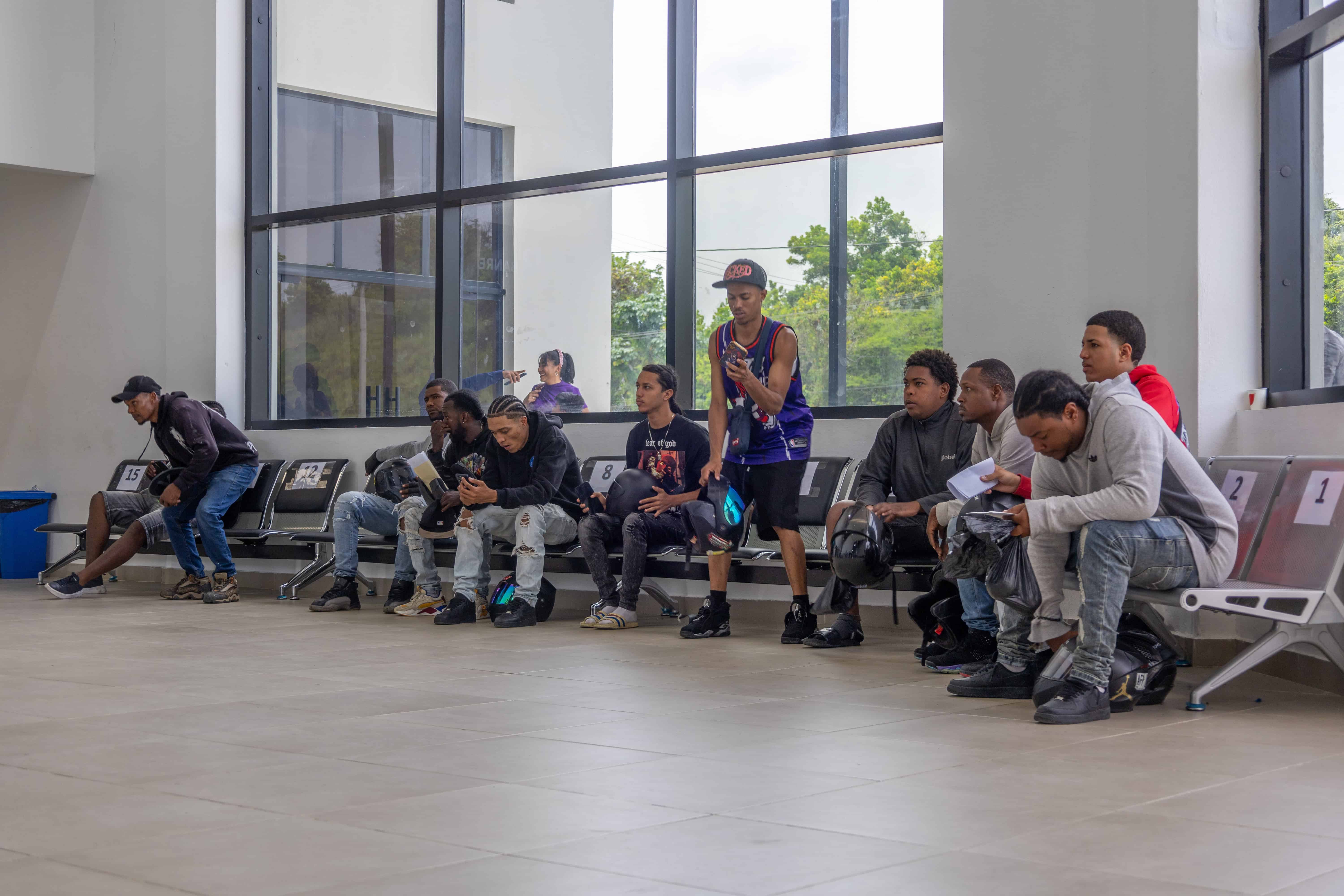 La mayoría de los reclamantes de motocicletas en el Centro Nacional de Retención de Vehículos, en Pedro Brand, eran jóvenes menores de 40 años, se observó ayer.