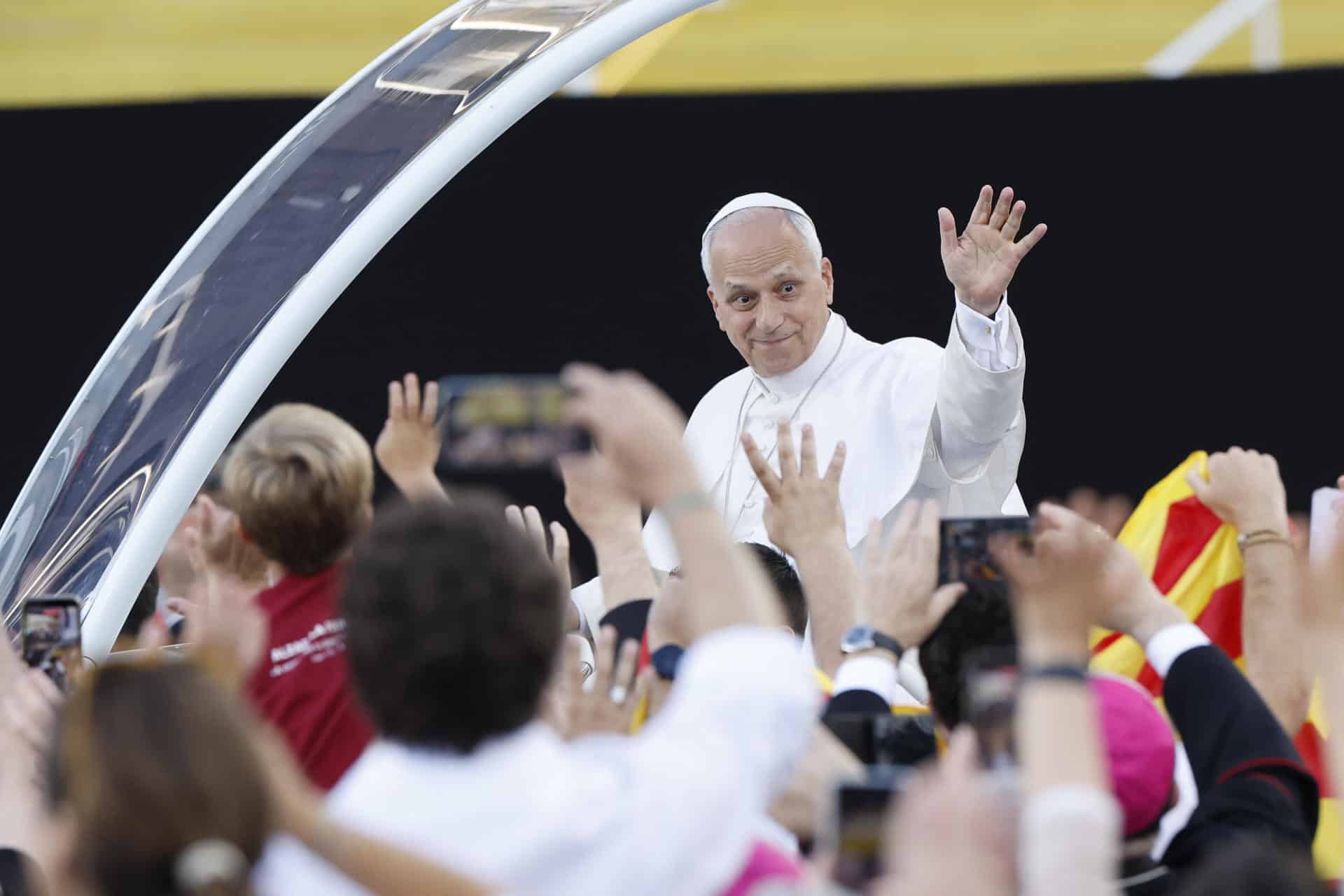 El papa León XIV saluda a los fieles a su llegada a la vigilia que celebra con 40.000 jóvenes este martes en el Estadio Olímpico de Barcelona.