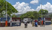 DNI entrega a la Policía Nacional a dos dominicanos buscados por asesinato que estaban prófugos en Haití