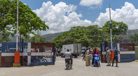 DNI entrega a la Policía Nacional a dos dominicanos buscados por asesinato que estaban prófugos en Haití