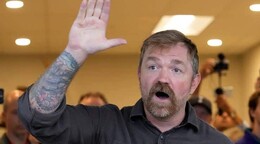 Candidato demócrata involucrado en escándalo por mensajes sexuales gana primarias en Maine