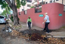 Acumulación de agua y lodo convierte esquina de la Zona Universitaria en un riesgo para peatones