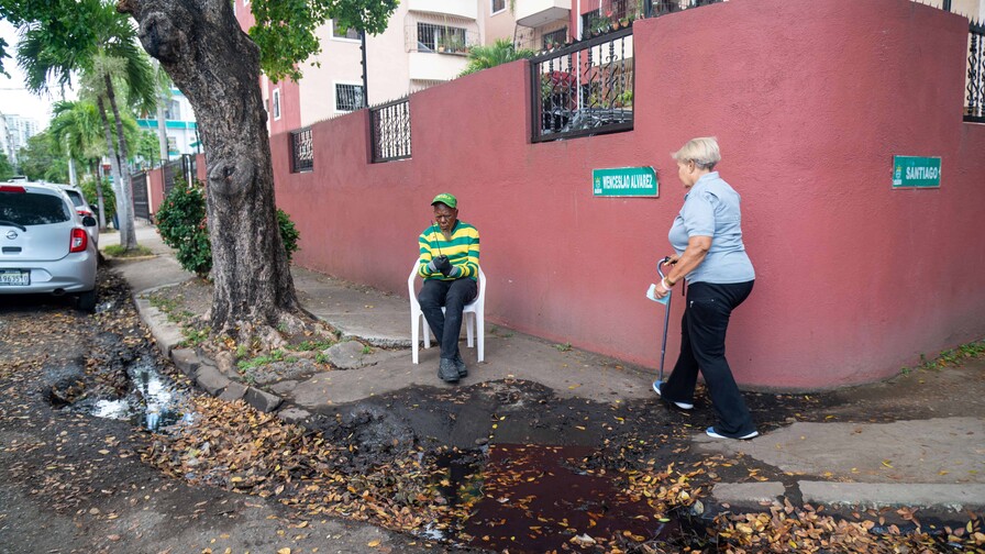 Acumulación de agua y lodo convierte esquina de la Zona Universitaria en un riesgo para peatones Acumulación de agua y lodo convierte esquina de la Zona Universitaria en un riesgo para peatones