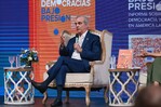 Presidente Abinader valora informe sobre democracia y resalta avances en el país
