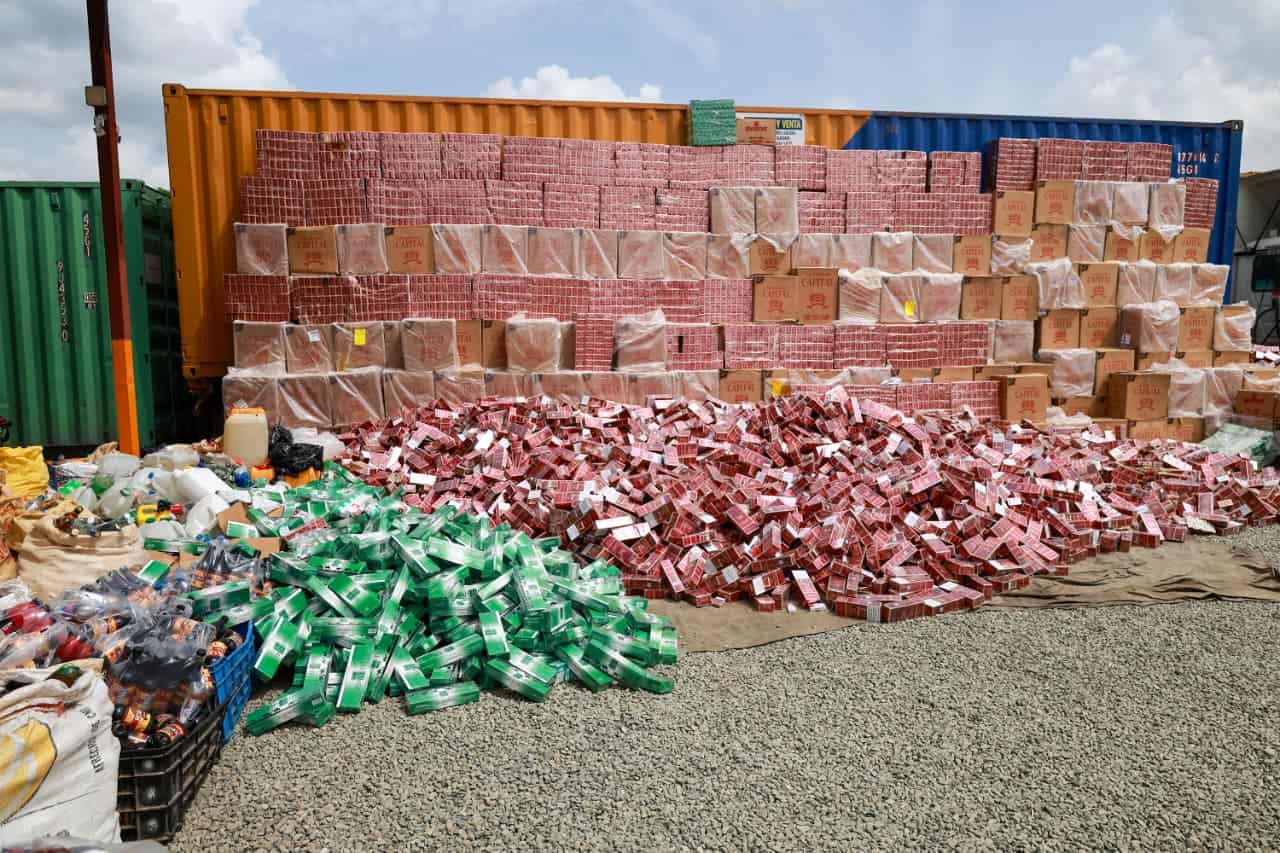 Parte de los productos ilegales que el MICM y el  Ceccom destruyeron este 9 de junio 2026.