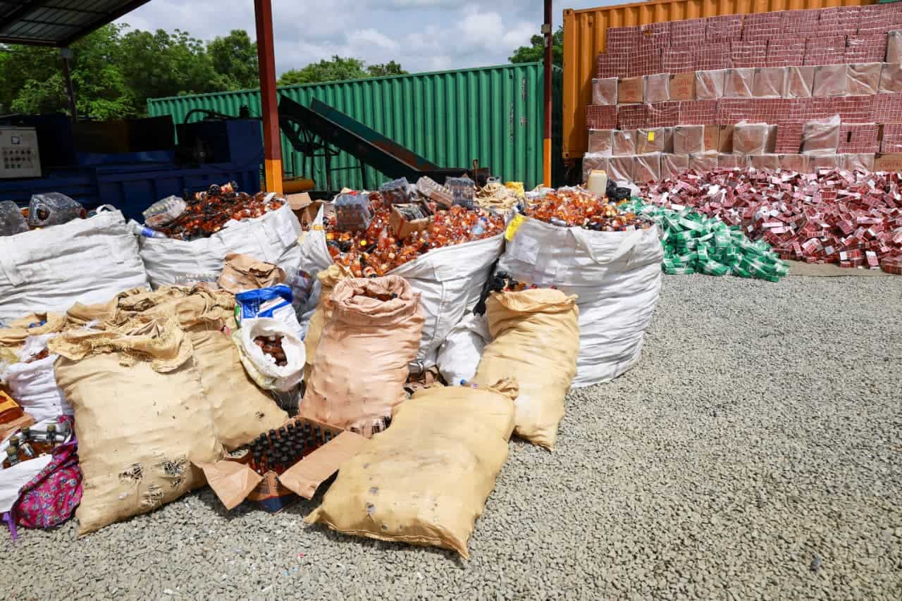 Parte de los productos ilegales que el MICM y el Ceccom destruyeron este 9 de junio 2026.