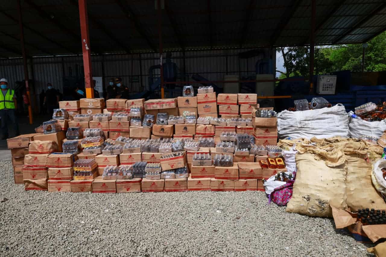 Parte de los productos ilegales que el MICM y el Ceccom destruyeron este 9 de junio 2026.