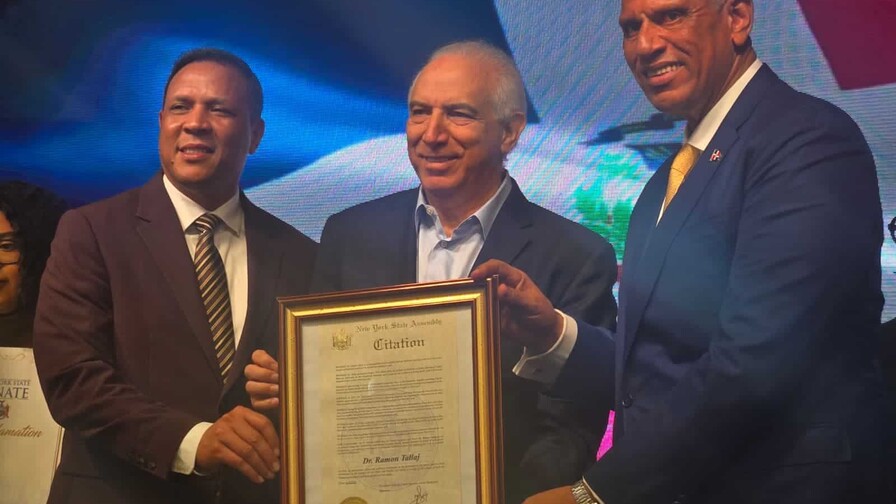 Cónsul dominicano en Nueva York reconoce trayectoria del doctor Ramón Tallaj