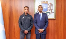El árbitro vetado por Estados Unidos es recibido como un héroe a su regreso a Somalia