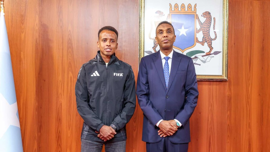 El árbitro vetado por Estados Unidos es recibido como un héroe a su regreso a Somalia