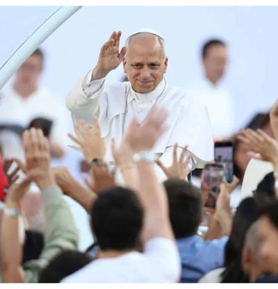 El papa León XIV conquista a los jóvenes españoles con guiños a Bad Bunny, el “Six-Seven” y la IA
