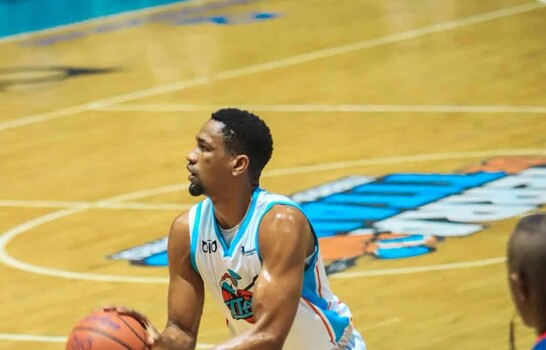 Titanes superaron a Héroes en debut de Luis David Montero