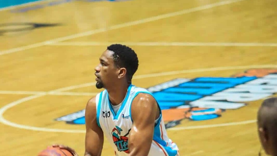 Titanes superaron a Héroes en debut de Luis David Montero