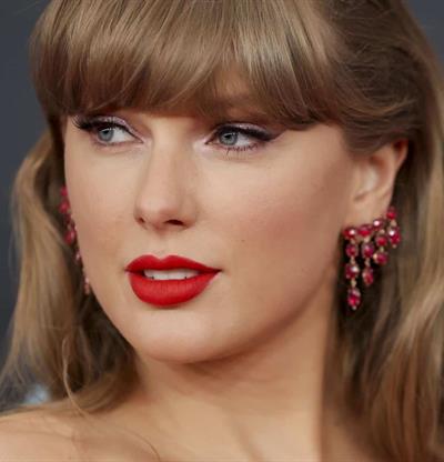 Taylor Swift sorprende en el preestreno de Toy Story 5 con su actuación en vivo
