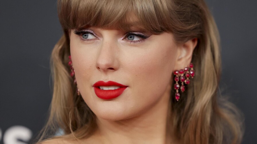 Taylor Swift sorprende en el preestreno de Toy Story 5 con su actuación en vivo
