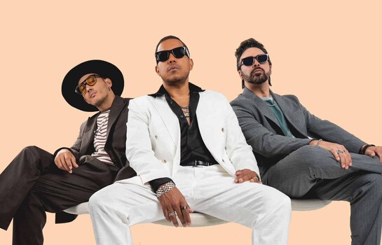 Ilegales explora las raíces del Caribe con su nuevo álbum Caribenautas