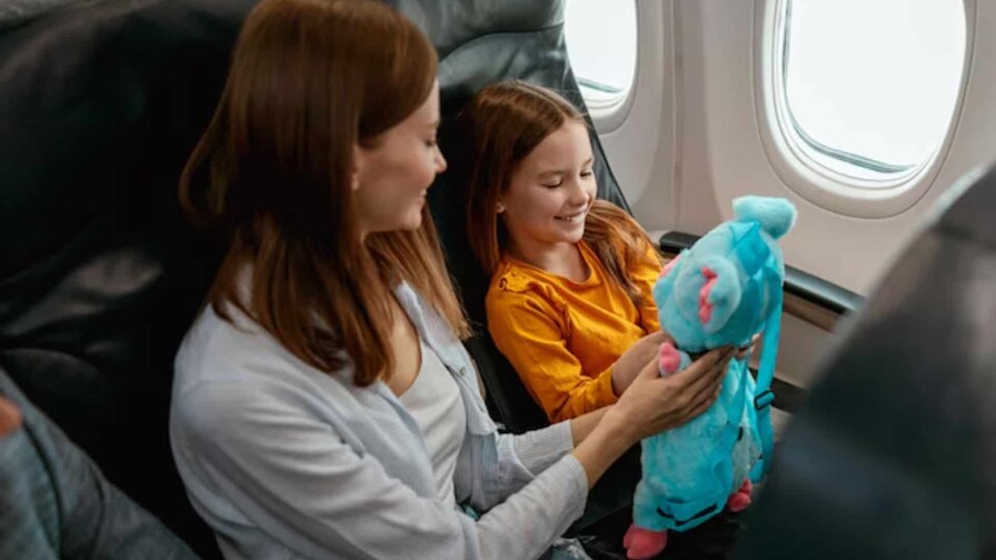 La UE prohibirá a las aerolíneas cobrar a los padres por sentarse junto a sus hijos