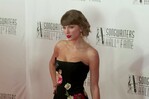 Taylor Swift se convierte en la mujer más joven en entrar al Salón de la Fama de los Compositores