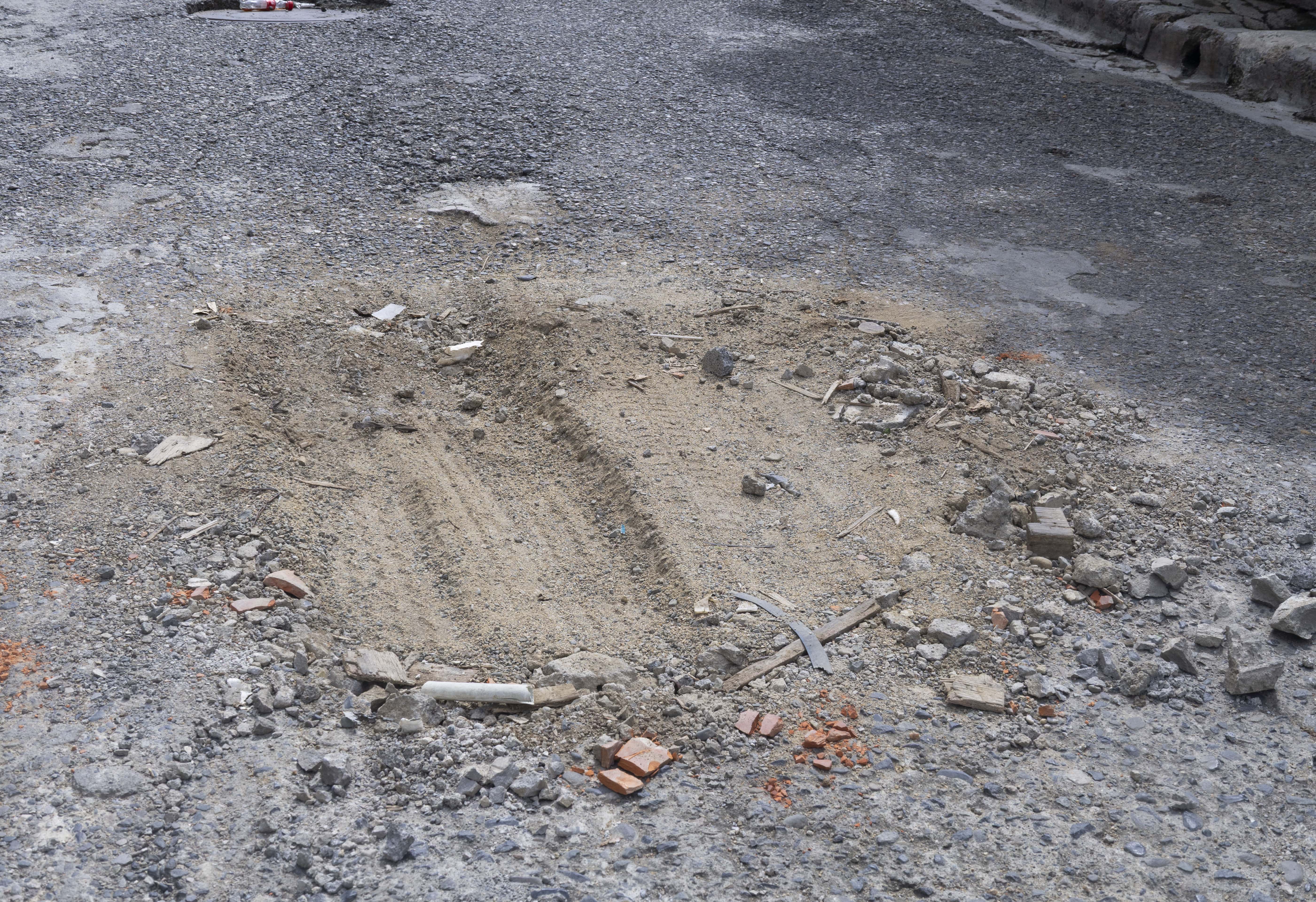 Aquí se formó un socavón y los vecinos tuvieron que echarle mucha tierra para taparlo y evitar accidentes.