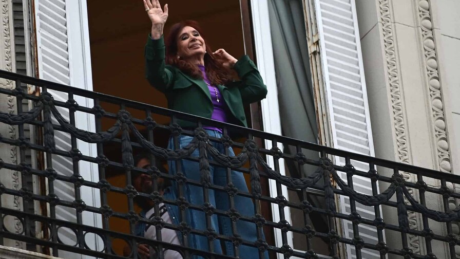 Justicia argentina intima a expresidenta Kirchner por actos de partidarios frente a su casa AFP