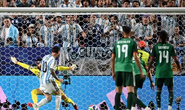 Con triplete histórico de Messi, Argentina golea a Argelia en su debut mundialista