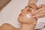 Cómo adaptar la rutina facial en verano: menos productos y más hidratación
