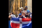 La bandera dominicana se roba miradas en el desfile de campeonato de los Knicks en Nueva York