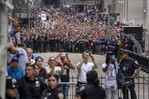Manhattan se tiñe de naranja y azul en el multitudinario desfile de los Knicks Manhattan se tiñe de naranja y azul en el multitudinario desfile de los Knicks